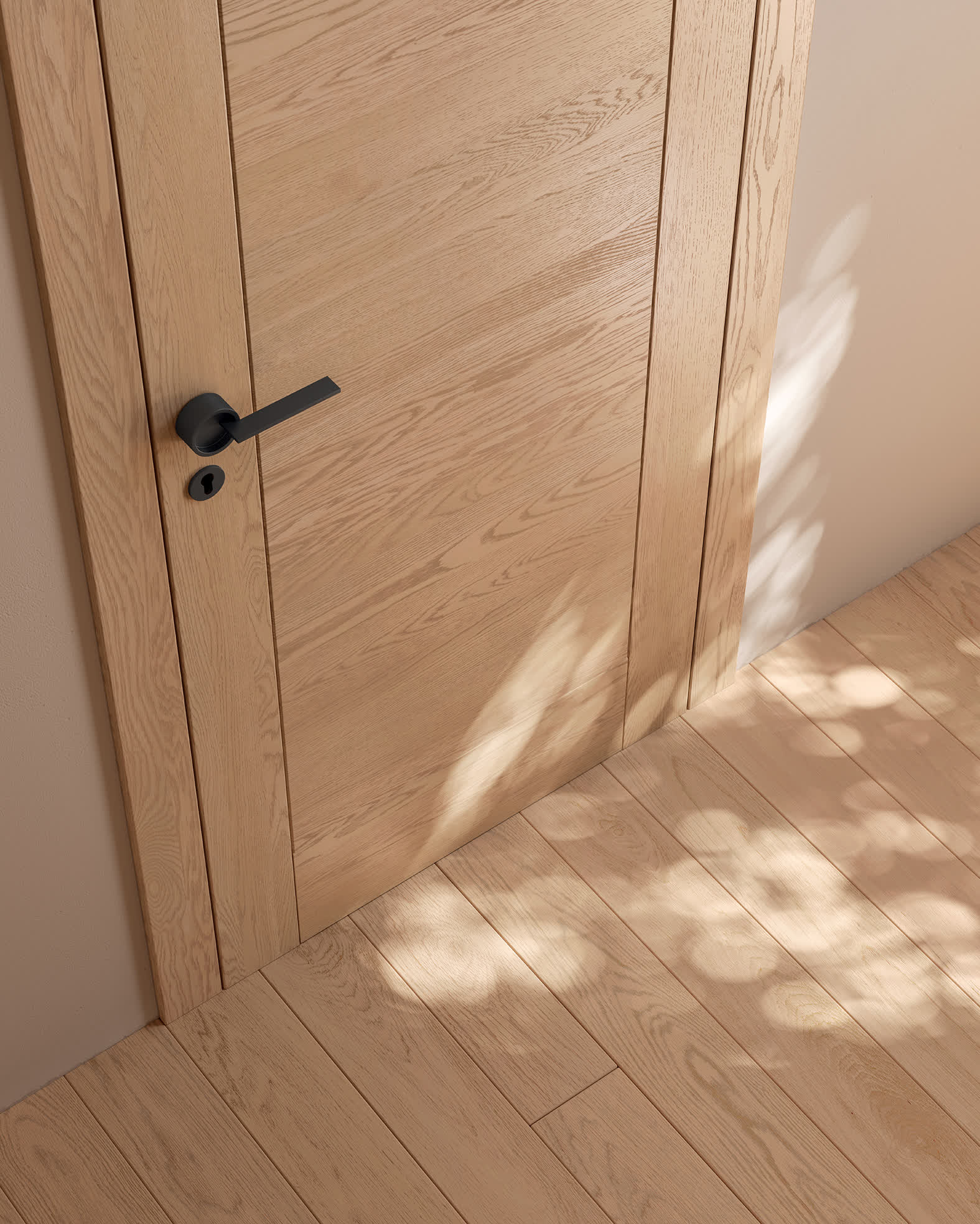 Porta battente Pangea modello Unia finitura Rovere Cipria Boiserie e Parquet Garofoli Platinum finitura Rovere Ice Maniglia Timeless Nera CU1
