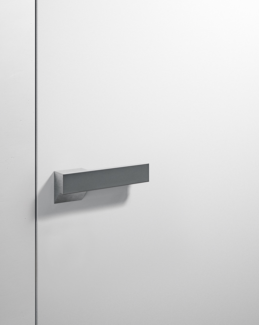 Maniglia Bolt su porta moderna laccata opaca bianca 