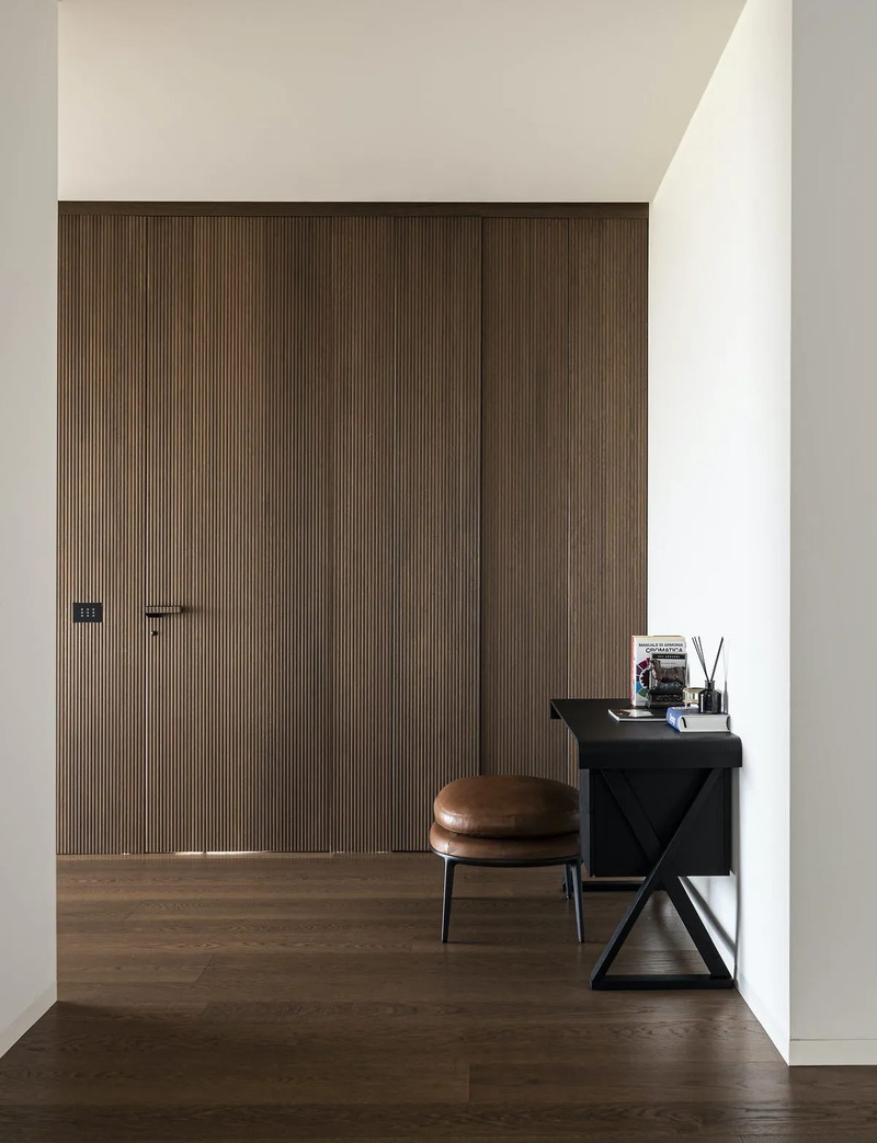 Porta filomuro e boiserie in legno coordinate per progetto residenziale